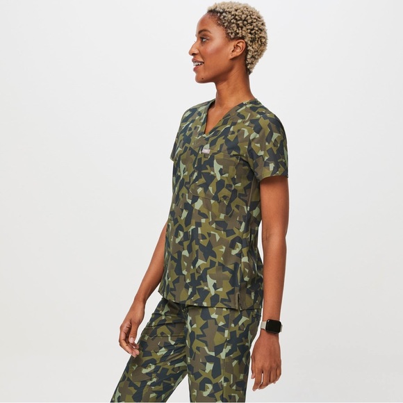 FIGS Catarina FreeX One Pocket Scrub Top BRAND NEW Camo Martini Olive Size XS - Picture 2 of 7
